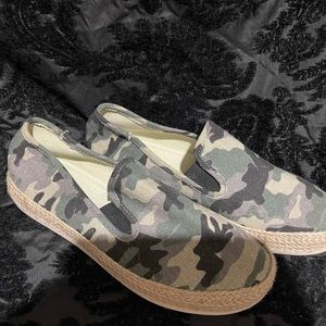 Size 8.5 camouflage espadrilles, shoes. Good condition worn once